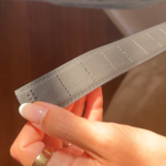 1. Ajustează cureaua la mărimea ta